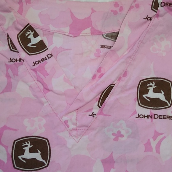 Scrub Top John Deere Size Medium - Large 🩷 - Picture 4 of 5